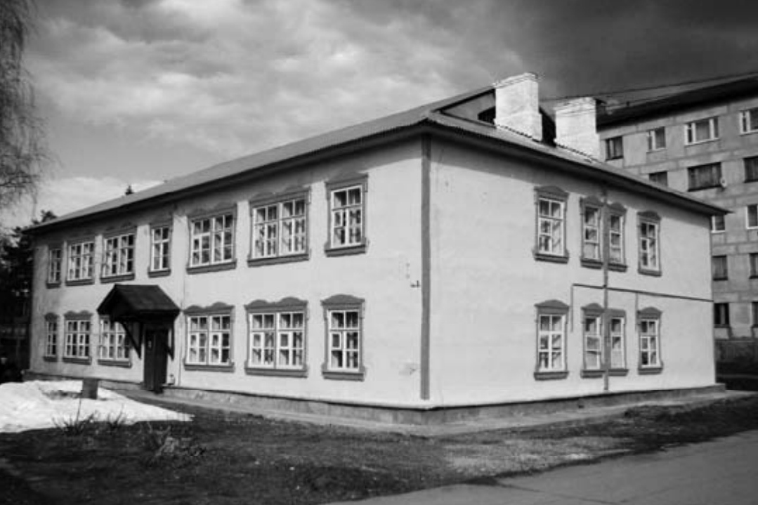 Малопургинский район. Пос. Пугачево. Территория воинской части № 86696. Дом жилой. 1941—1942 гг. Арх. Веснин Л. А. Фото: апрель 2011г.